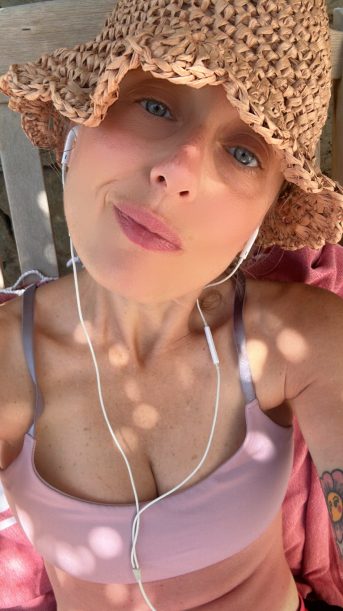CAPPELLINO DI RAFFIA